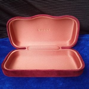 Gucci hardshell sunglass red velvet case